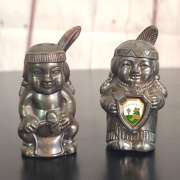 Vintage 90s Japan Metal Native American Indian Couple Salt & Pepper Shakers NM - Picture 3 of 16